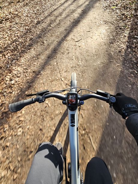 En tout-chemin ça passe, mais gare à la boue (oui on a chuté !). // Source : M. Lauraux pour Frandroid