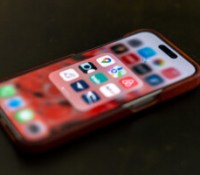 Google Maps et Apple Plans sur l'iPhone // Source : Nathan Le Gohlisse pour Frandroid