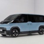 On est monté à bord du Kia PV5, une voiture électrique ultra pratique qui veut ressusciter le Renault Espace