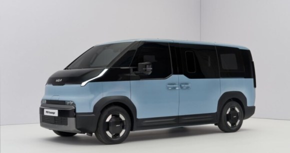 On est monté à bord du Kia PV5, une voiture électrique ultra pratique qui veut ressusciter le Renault Espace