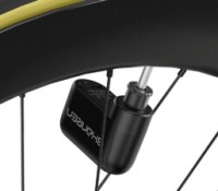 Cette mini-pompe électrique ultra compacte est plus légère qu’une pomme, parfait pour vos voyages à vélo