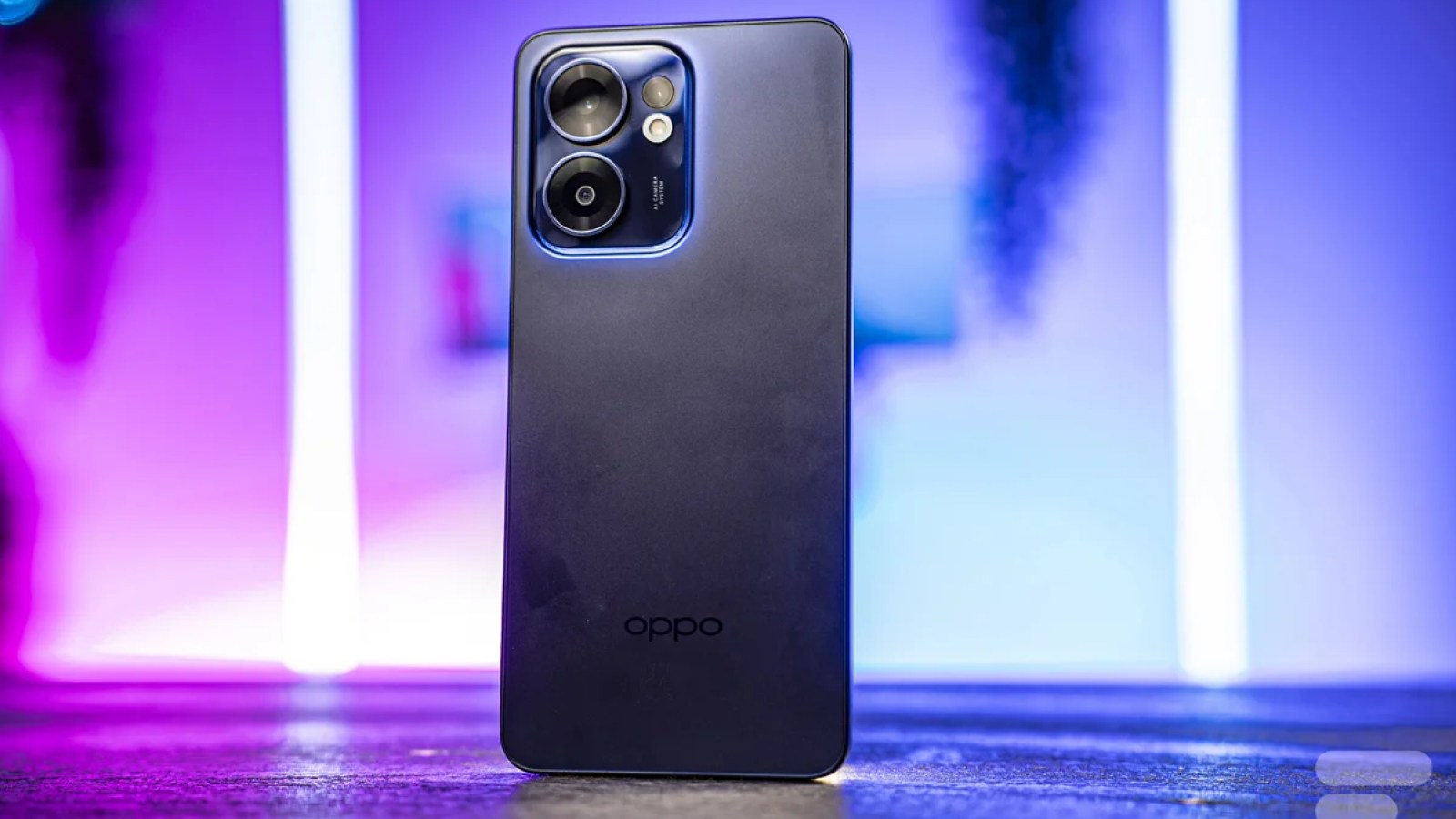 ベイカーは、Oppo Reno 13 Fの価格とそのバランスの取れた構成を下げるのを長く待たなかった