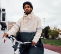 Ce poncho vélo Decathlon se la joue très stylé et très pratique pour vos trajets en ville