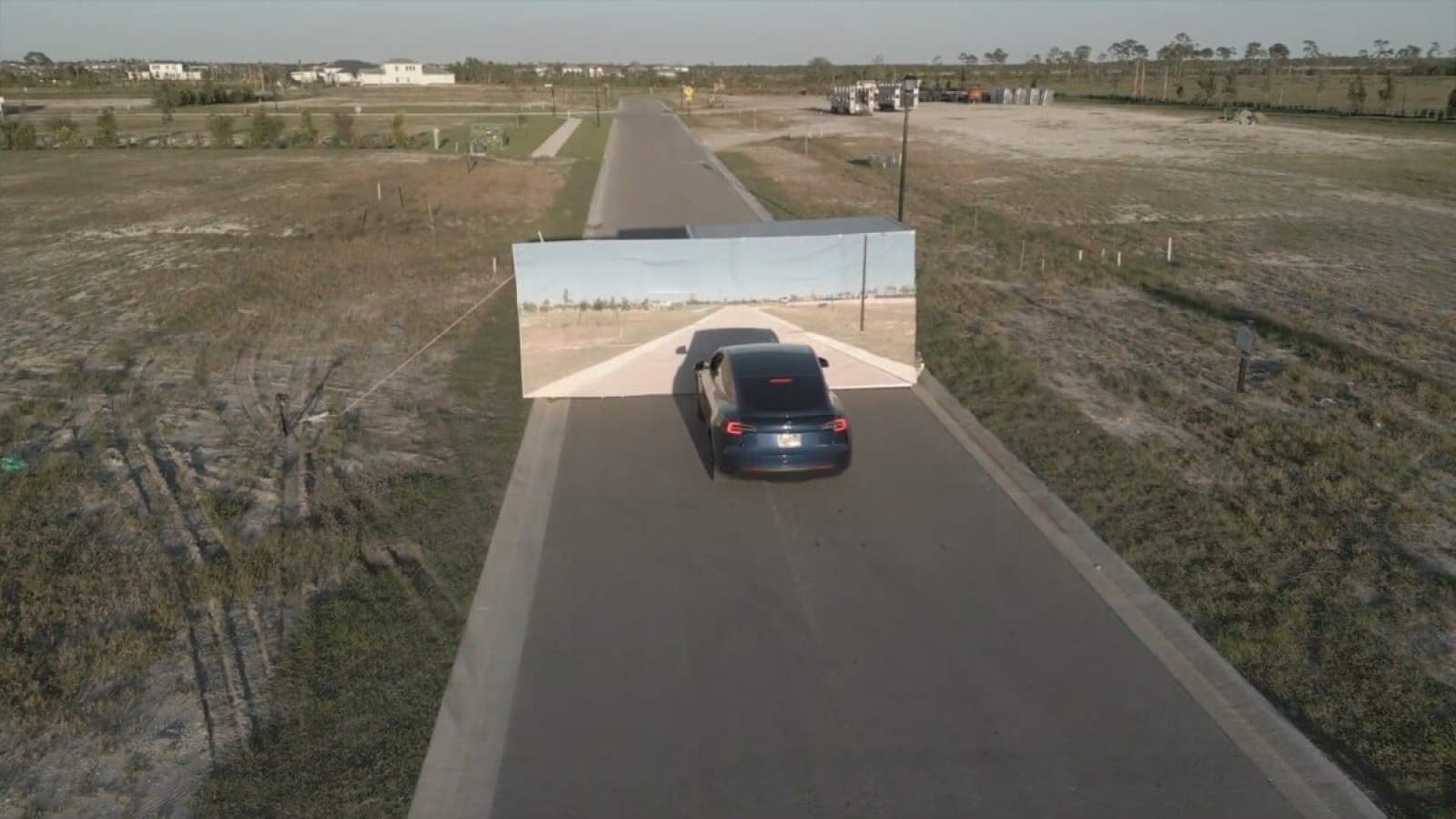 Le test du faux mur refait : la Tesla s’arrête, mais il y a un hic