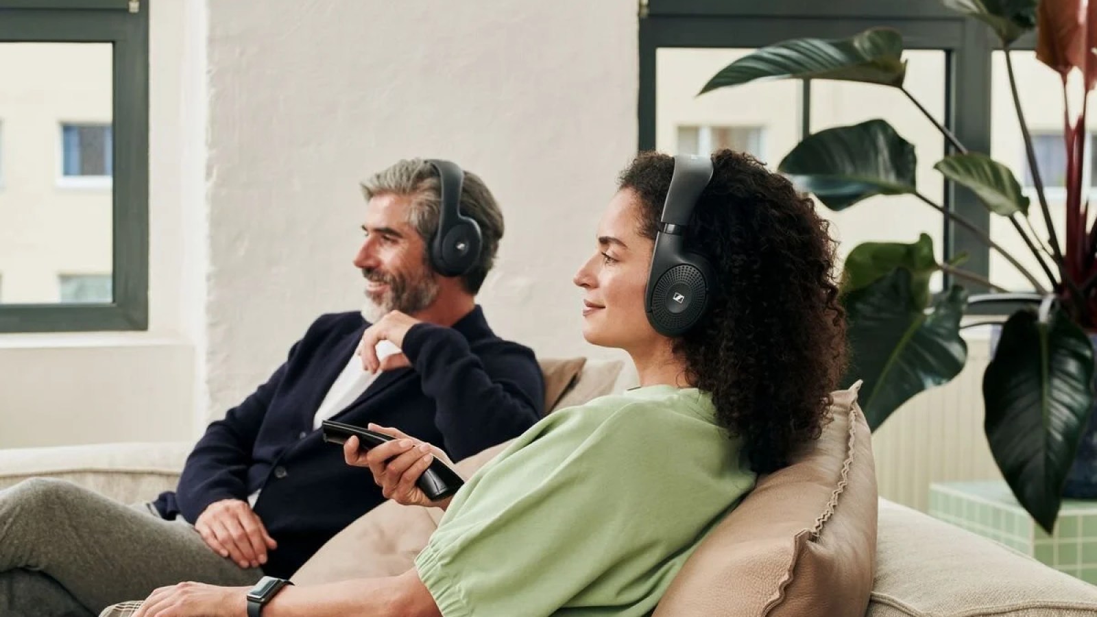 Sennheiser RS 120-W: سماعة التلفزيون اللاسلكية المثالية وغير المكلفة للحصول على صوت غامق في سلسلة وأفلامك المفضلة لديك