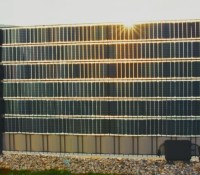 Ce panneau solaire intégré aux clôtures de jardin permet de produire de l’électricité au meilleur moment de la journée