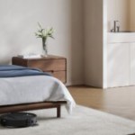 Le Deebot T50 OMNI ôte la poussière même sous les meubles les plus bas // Source : ECOVACS