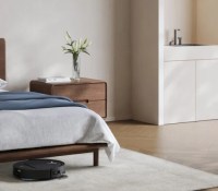 Le Deebot T50 OMNI ôte la poussière même sous les meubles les plus bas // Source : ECOVACS