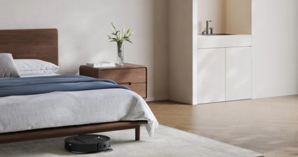 Le Deebot T50 OMNI ôte la poussière même sous les meubles les plus bas // Source : ECOVACS