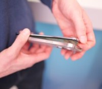 Tecno Spark Slim et l'iPhone 16 Pro // Source : Ulrich Rozier pour Frandroid