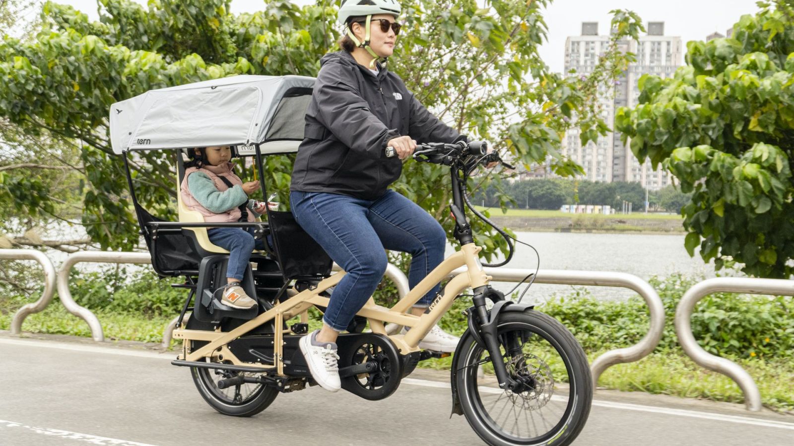 Le vélo cargo électrique vous ferait économiser plus de 15 000 euros par rapport à la voiture, sur 3 ans