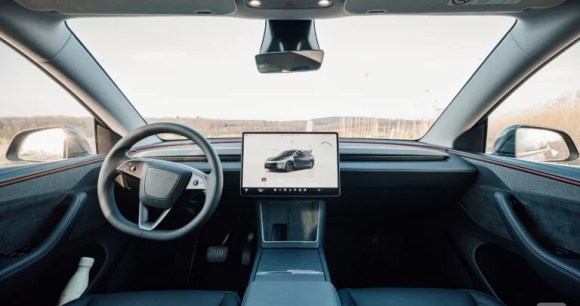 Tesla Model Y (2025) // Source : Robin Wycke pour Frandroid