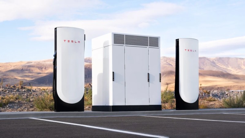 Tesla a trouvé une drôle de solution pour rendre ses bornes de charge encore moins chères : les plier