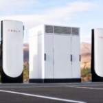 Tesla a trouvé une drôle de solution pour rendre ses bornes de charge encore moins chères : les plier