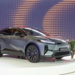 On est montés à bord du Toyota C-HR+, le best-seller hybride passe enfin à l’électrique mais chamboule totalement la recette