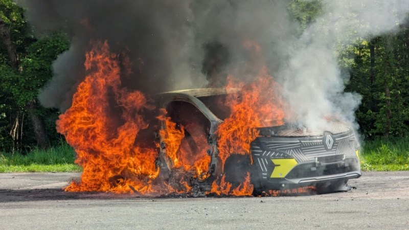 J’ai vu Renault mettre le feu à une Mégane électrique : comment ce système a permis aux pompiers de l’éteindre très rapidement