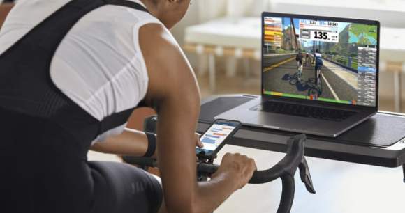 Un entraînement Zwift sur home trainer // Source : Zwift