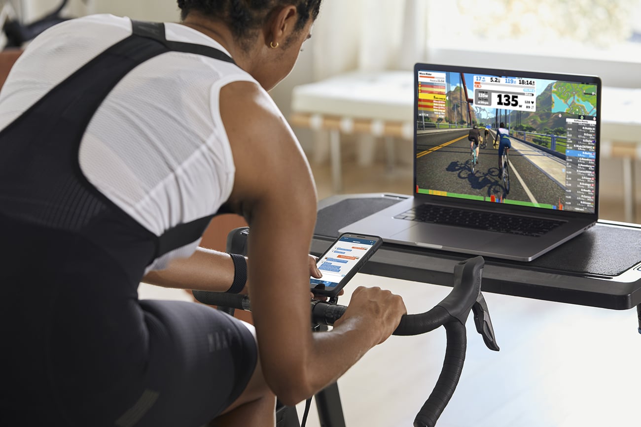 Un entra&icirc;nement Zwift sur home trainer