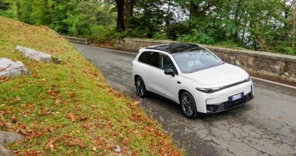 Cette voiture électrique chinoise vendue en France par Stellantis vient de corriger ses deux plus grands défauts