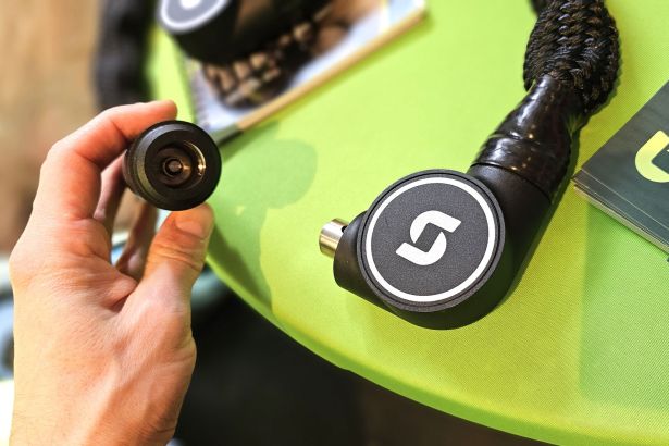 Le mécanisme est un simple ressort débloqué via le NFC. // Source : M. Lauraux pour Frandroid