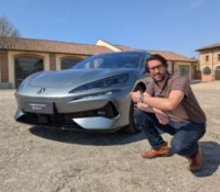 On a roulé avec la nouvelle voiture électrique de BYD, Stellantis abandonne la production en Europe de sa voiture chinoise et on est montés à bord du nouveau Xpeng G6 – Le récap’ Survoltés