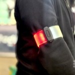 « Comment être visible à 360° ? » : on a vu ces brassards lumineux qui veulent booster votre sécurité à vélo