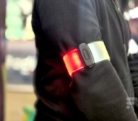 « Comment être visible à 360° ? » : on a vu ces brassards lumineux qui veulent booster votre sécurité à vélo