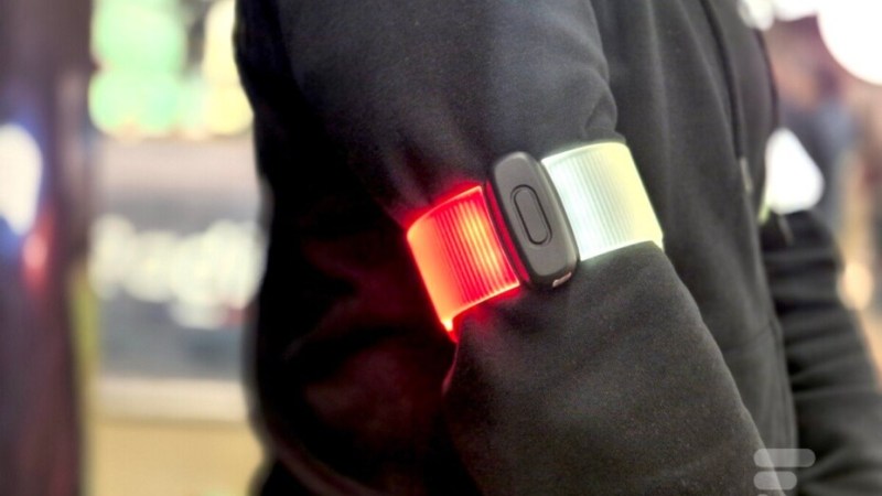 « Comment être visible à 360° ? » : on a vu ces brassards lumineux qui veulent booster votre sécurité à vélo