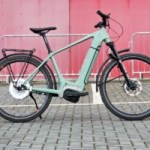 On a testé un vélo électrique sans chaîne ni vitesse : son moteur révolutionnaire peut même recharger la batterie