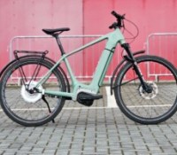 On a testé un vélo électrique sans chaîne ni vitesse : son moteur révolutionnaire peut même recharger la batterie