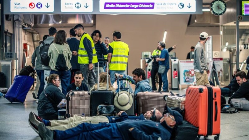 Panne d’électricité : le courant revient, mais la situation reste compliquée dans les transports en Espagne et au Portugal Panne d’électricité : le courant revient, mais la situation reste compliquée dans les transports en Espagne et au Portugal