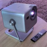 Ce mini vidéoprojecteur laser 4K ultra lumineux en promo transforme n’importe quel mur en écran 200″