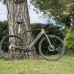 On a testé le Look E-765 Gravel, un gravel électrique de 13,8 kg aussi bien à l’aise sur les chemins que la route