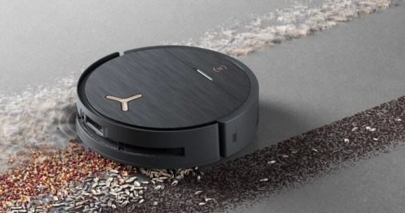 Le Deebot X9 Pro Omni aspire et nettoie tout type de saletés // Source : ECOVACS