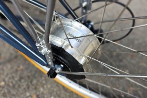 Le moteur arrière Annad intègre la batterie. // Source : M. Lauraux pour Frandroid