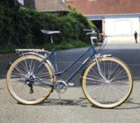 Aussi vintage que moderne, ce vélo électrique est upcyclé en Bretagne : voici nos premières impressions