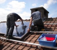techniciens posant des panneaux photovoltaïques