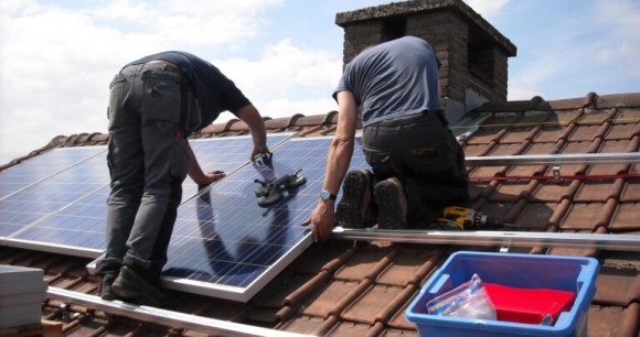 techniciens posant des panneaux photovoltaïques