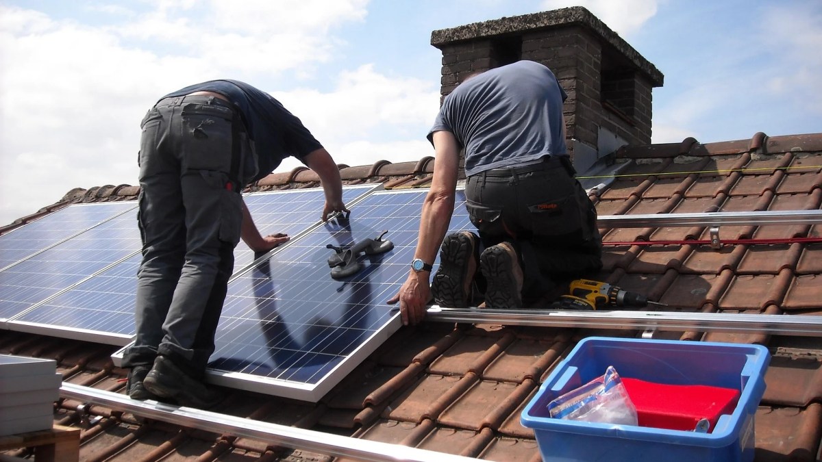 techniciens posant des panneaux photovoltaïques
