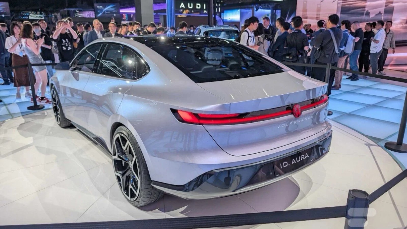 私たちは新しいフォルクスワーゲン電気自動車を見ました：なぜ彼らが本当に私たちに感銘を与えたのか