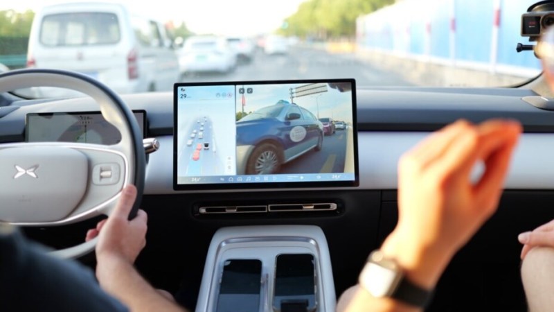 On a testé l’équivalent chinois de la conduite autonome Tesla FSD : le NGP de Xpeng nous a bluffés