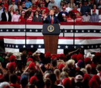 Donald Trump lors d'un meeting organisé à Phoenix (AZ), le 19 février 2020. // Source : Wikimedia