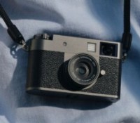 Fujifilm frappe fort avec ce boîtier ultra compact au concept très original