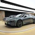 Les voitures électriques sont-elles vraiment plus polluantes qu’une hybride ? Démêlons le vrai du faux après les propos du patron de Toyota