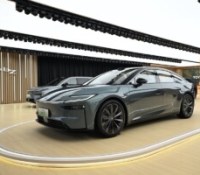 Les voitures électriques sont-elles vraiment plus polluantes qu’une hybride ? Démêlons le vrai du faux après les propos du patron de Toyota