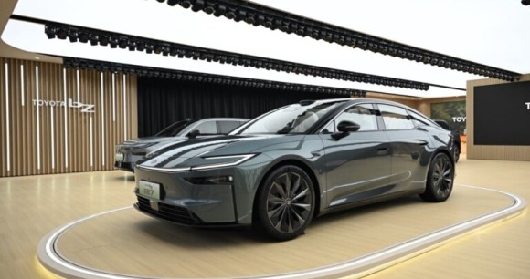 Les voitures électriques sont-elles vraiment plus polluantes qu’une hybride ? Démêlons le vrai du faux après les propos du patron de Toyota
