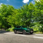 Non, le constructeur de voitures électriques VinFast ne va pas quitter la France, et c’est même le contraire