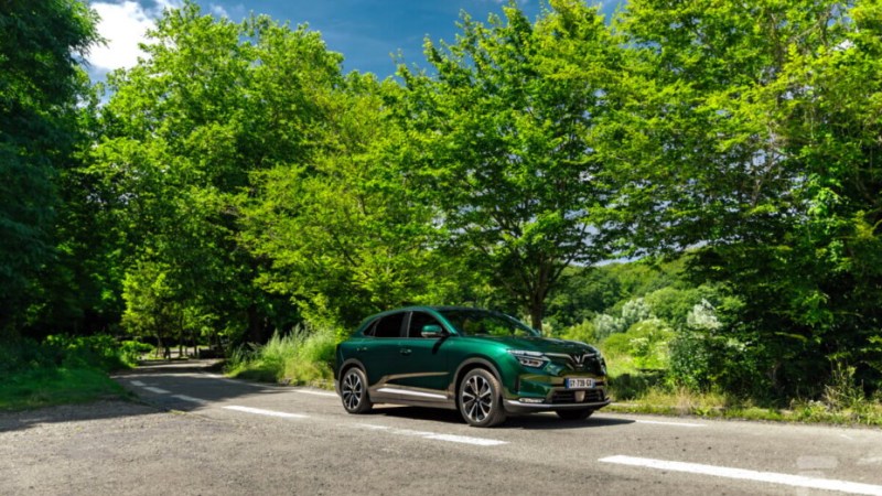 Non, le constructeur de voitures électriques VinFast ne va pas quitter la France, et c’est même le contraire