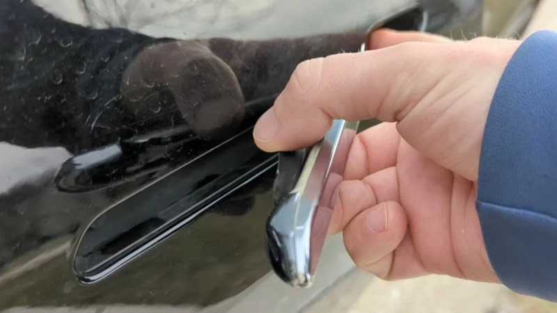 «&nbsp;Je ne peux pas sortir&nbsp;»&nbsp;: comment ce mécanisme de secours méconnu sur les Tesla peut sauver votre vie en cas d’accident