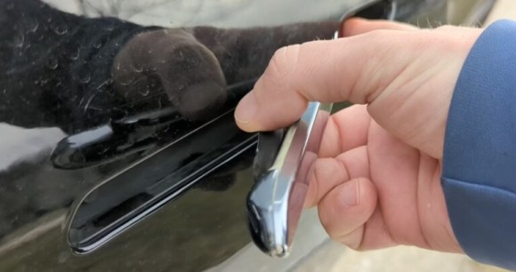 Poignée de porte d'une Tesla Model 3